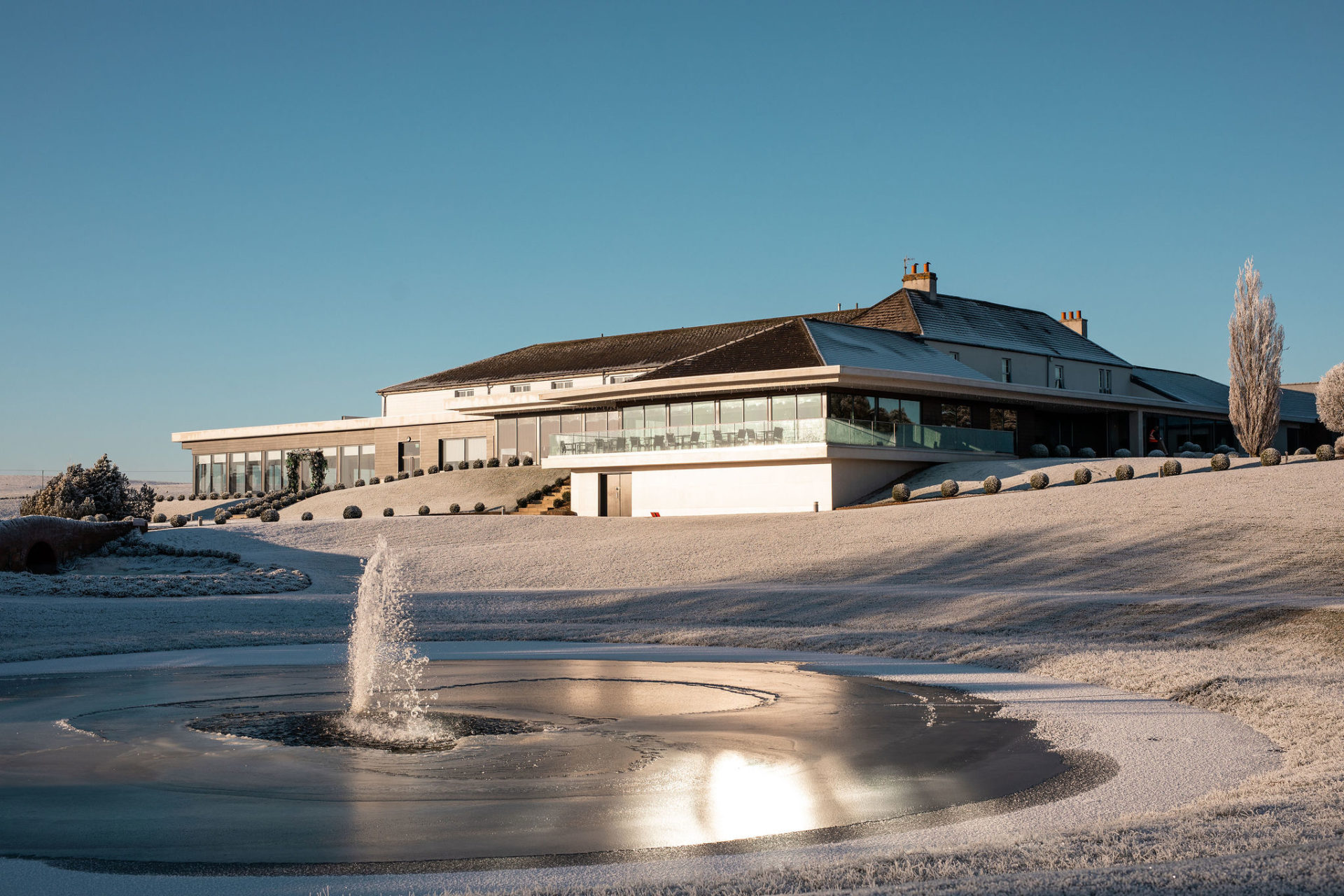 Lochside Hotel Exterior Pond Snow